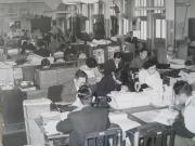 写真：市役所の執務風景[1]（昭和31年頃）