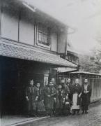 写真：古い店員の服装