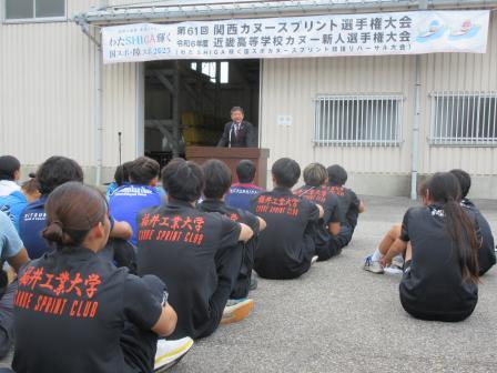 写真：閉会式で挨拶する市長