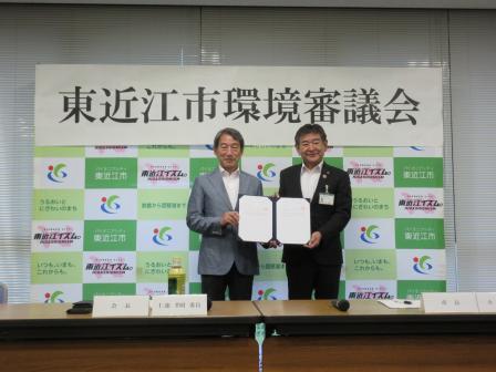 写真：会長に諮問書を渡す市長