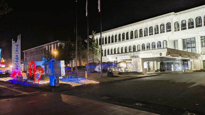 ライトアップされた東近江市役所本館の写真です。