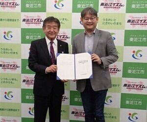 深尾会長から市長への答申の様子