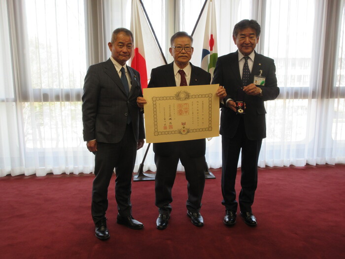 豆田氏と議長と記念撮影