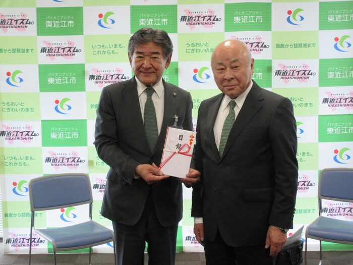 目録を受け取る市長