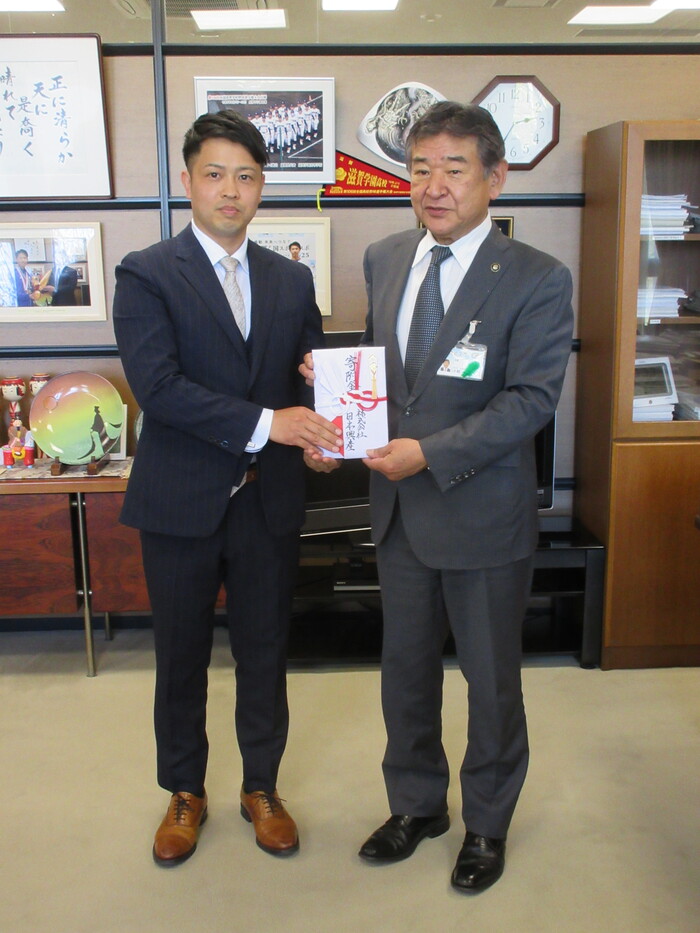 寄附金を受け取る市長