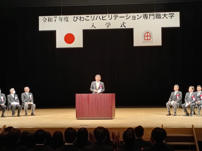 祝辞を述べる市長