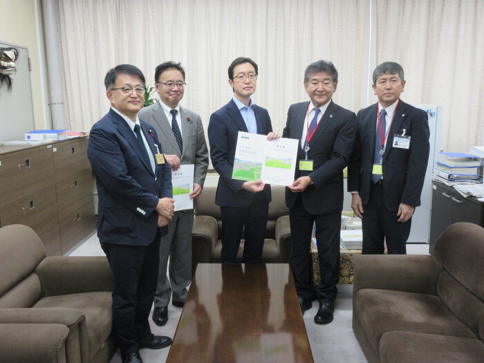 写真:要望書を提出する市長