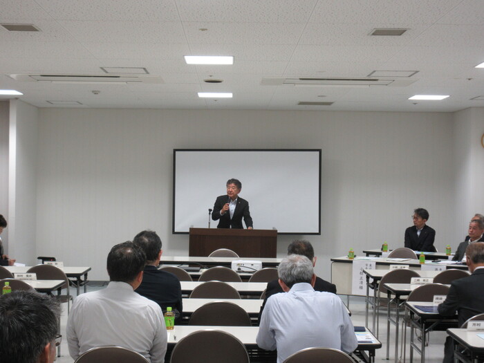写真:挨拶する市長