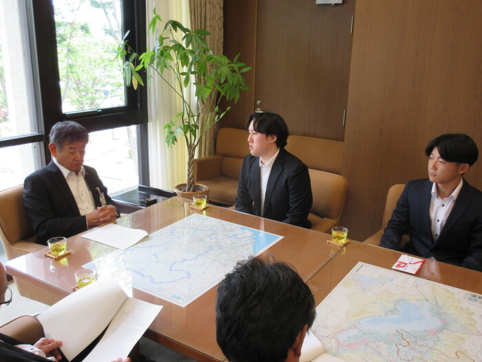 写真：奨学生から報告を受ける市長