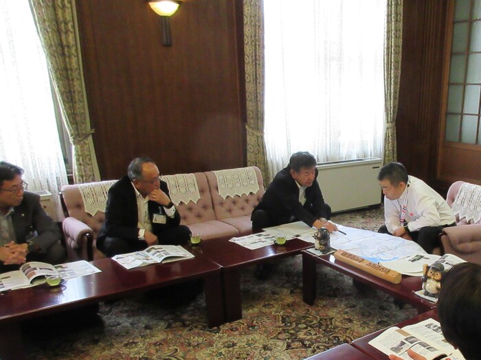 写真：滋賀県知事への政策提案の様子