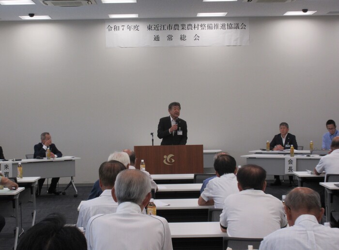 写真：東近江市農業農村整備推進協議会総会で挨拶する市長
