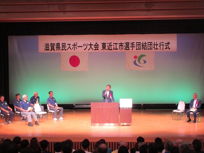 写真：挨拶する市長