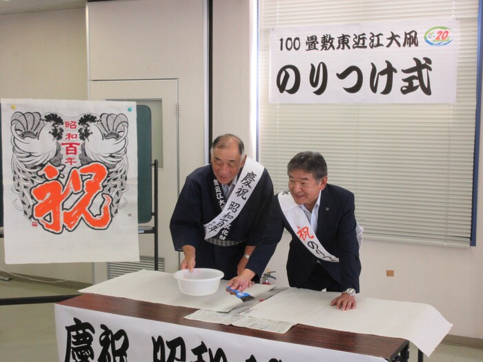 写真：のりつけをする市長