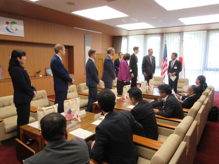 写真：挨拶する市長