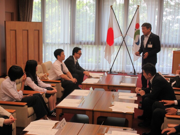 写真：挨拶する市長