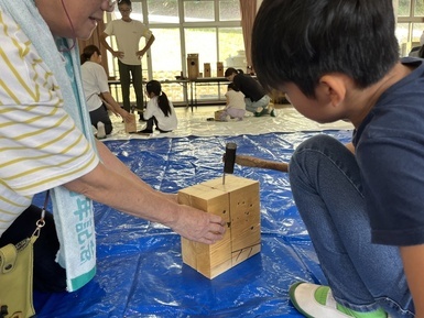 写真:巣箱づくりの様子1