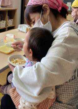 写真：0・1・2歳児の給食の様子