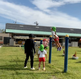 写真：保育教諭と子どもたち