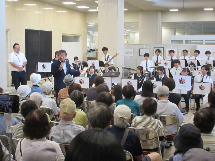 写真：挨拶する市長