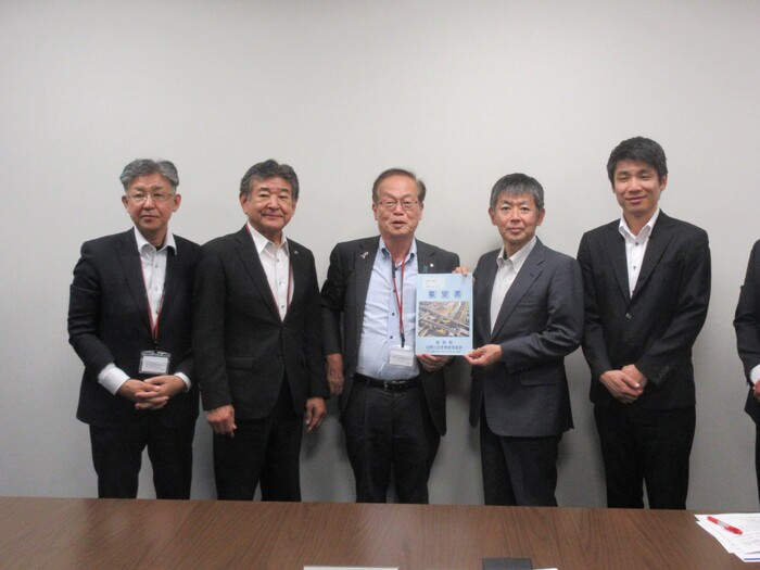 要望書をわたす市長