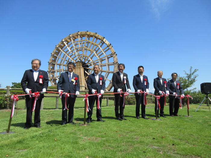 テープカットする市長