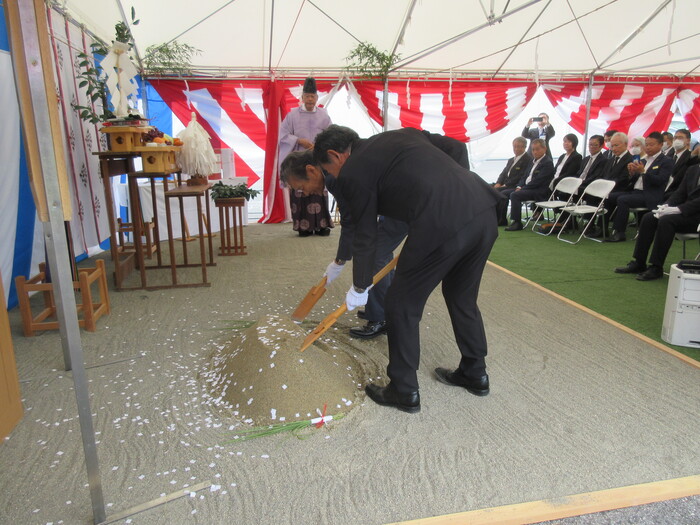 神事で鍬入れをする市長