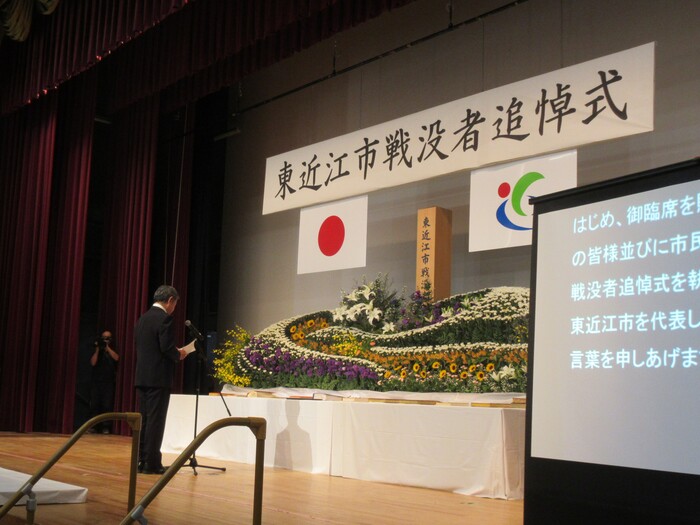 式辞を述べる市長