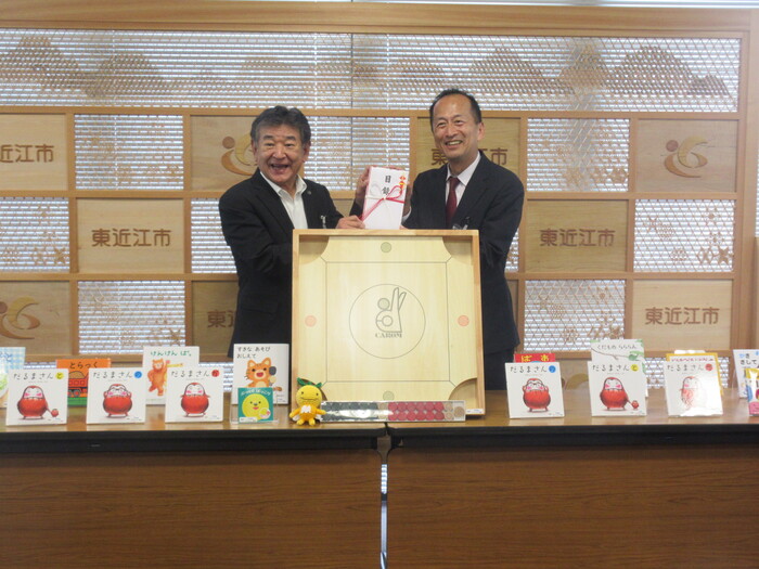目録を受け取る市長