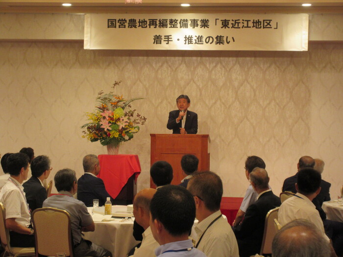 挨拶する市長