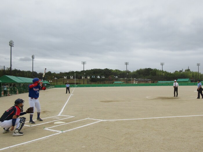 始球式をする市長