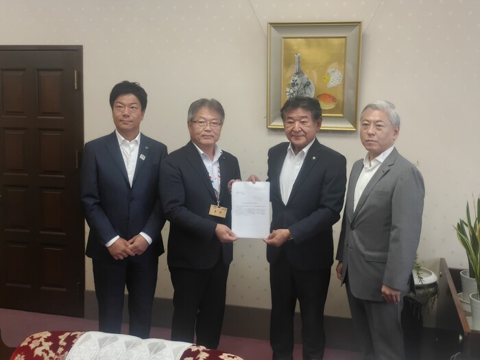 写真：滋賀県副知事へ要望書を渡す市長