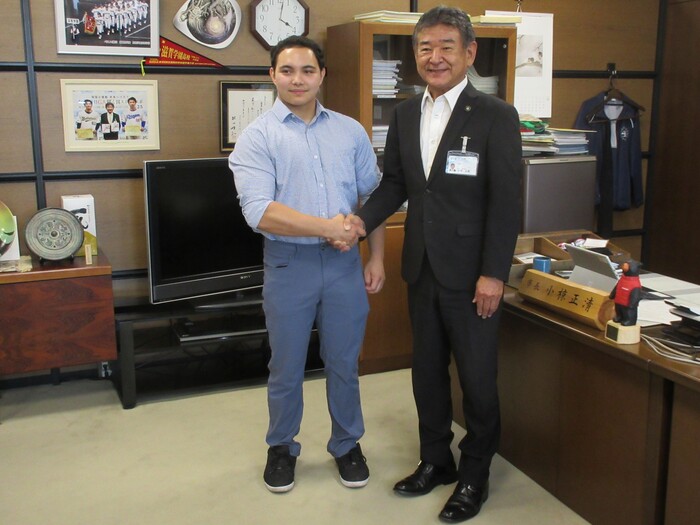 姉妹都市奨学生と握手する市長