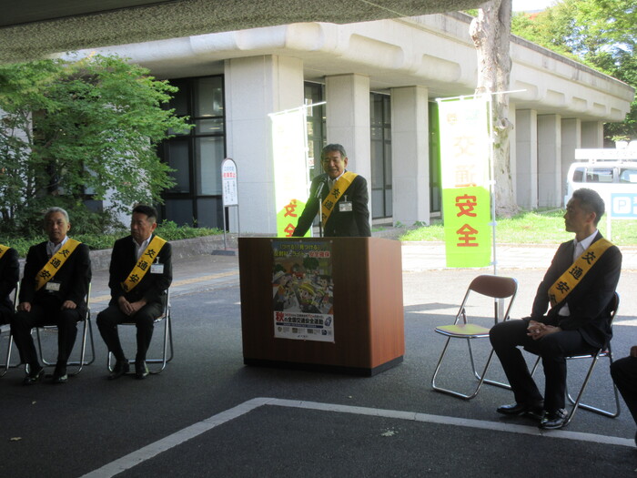 秋の東近江地区交通安全出動式で挨拶する市長
