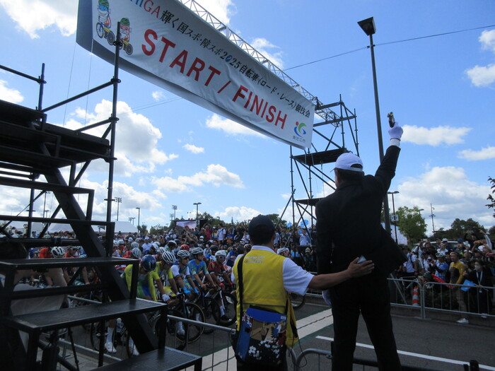 スターターを務める市長