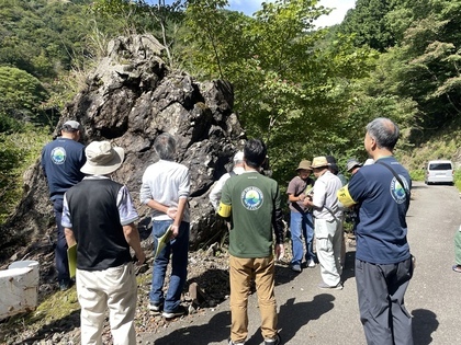 鉱物観察会の様子