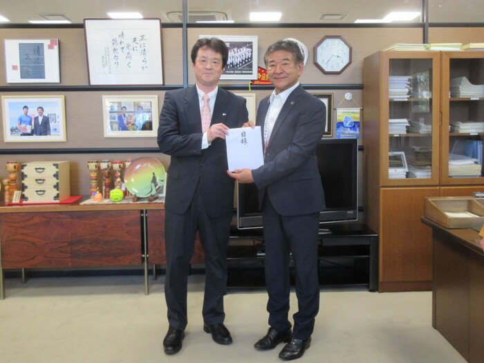 目録を受け取る市長