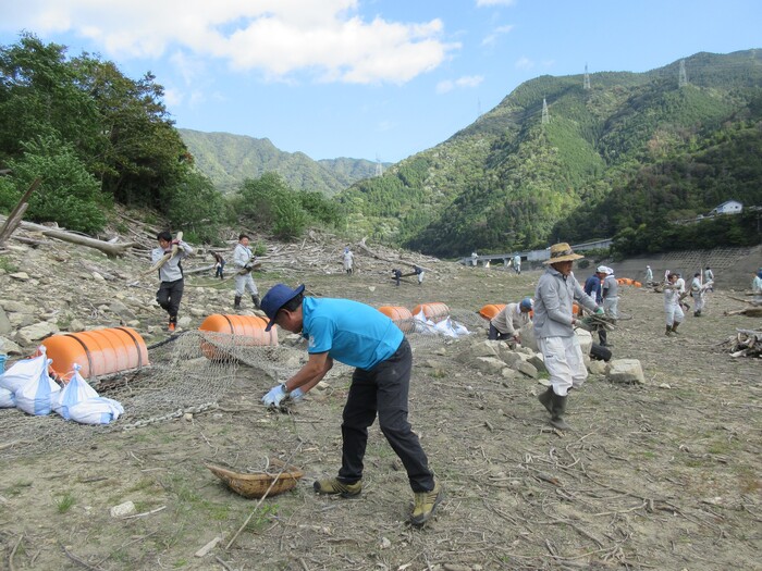 流木を拾う市長