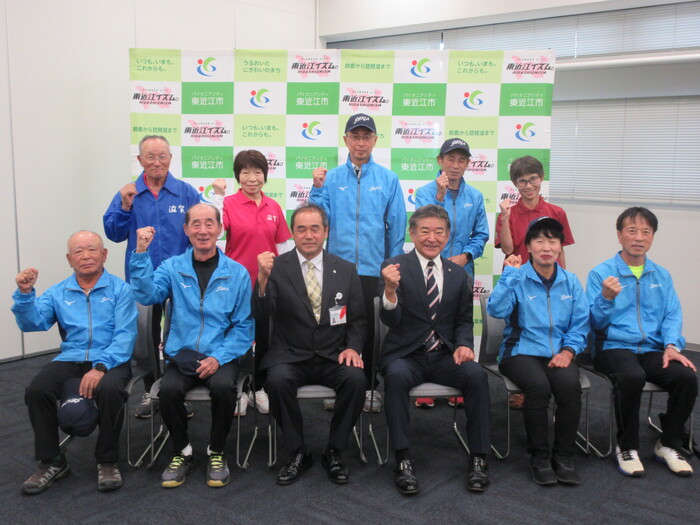 出場選手と集合写真を撮る市長