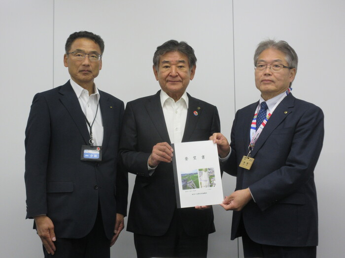 滋賀県副知事と滋賀県土木交通部長へ要望書を渡す市長