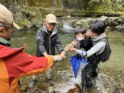 ビワマスを触る様子