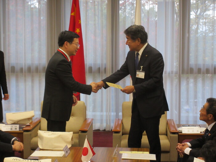 常徳市友好代表団団長と握手する市長