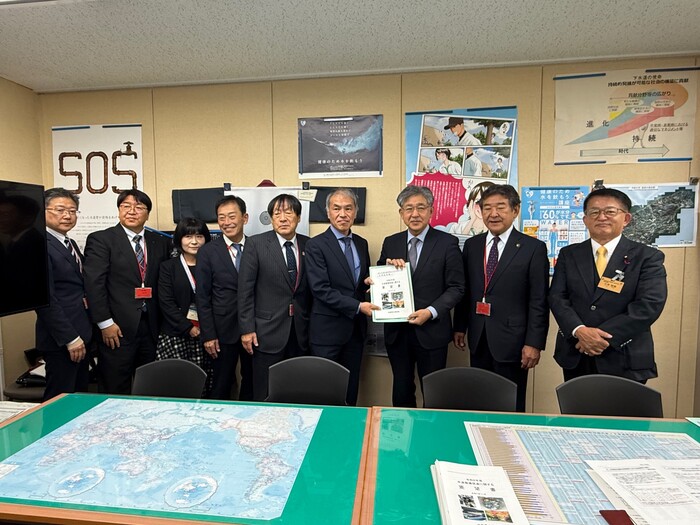 要望書を渡す市長