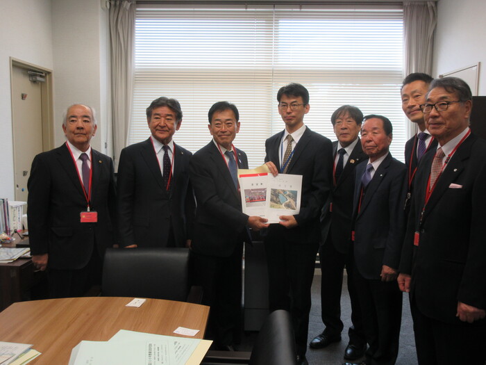 要望書を渡す市長