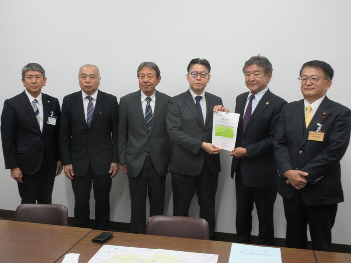農林水産省農村振興局整備部長に要望書を提出する市長