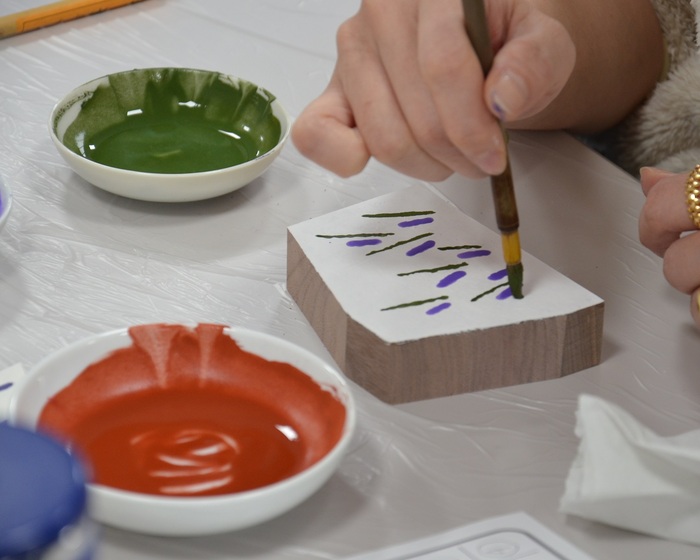 日本画の絵の具を体験している様子の画像