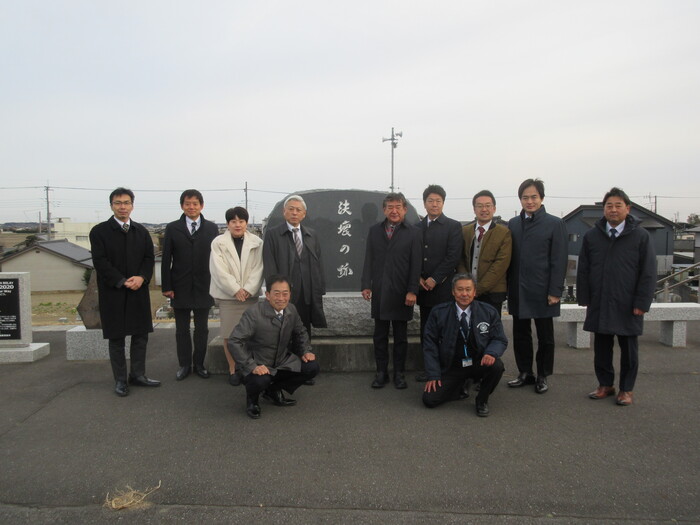 決壊現場で記念撮影する市長