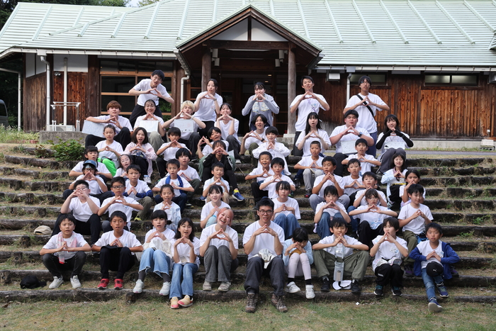 やまの子キャンプの青年リーダーと参加者との集合写真