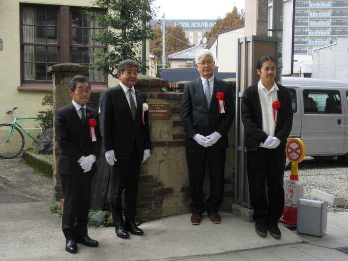 東近江市景観表彰のプレートの前で記念撮影する市長