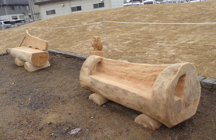 写真：丸太ベンチ