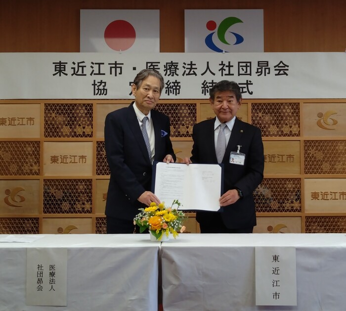 協定締結式写真左から、医療法人社団昴会　相馬俊臣理事長、小椋正清市長